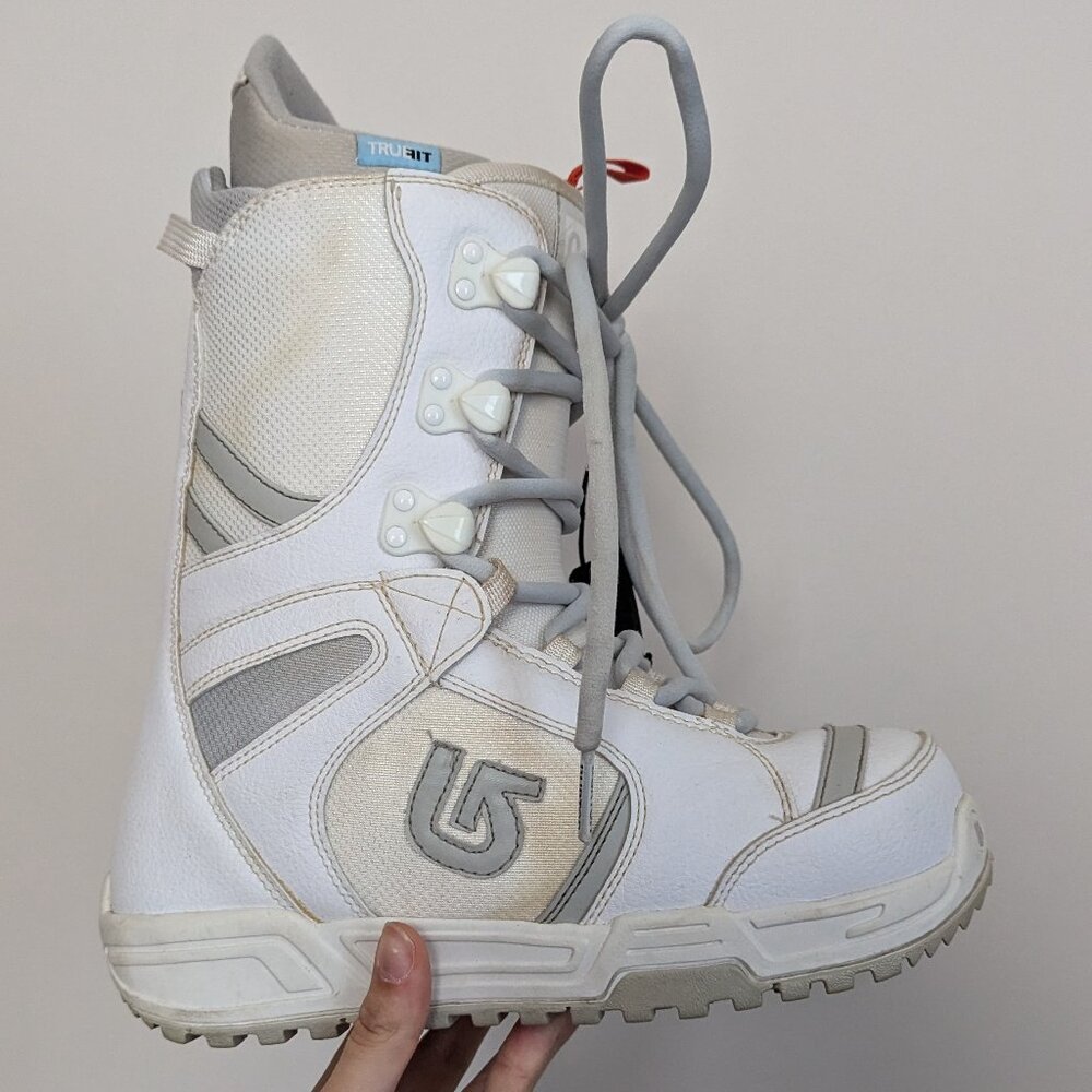 🤍🏂🏻White Burton Coco Snowboard Boots Women Size 7 lightly used.